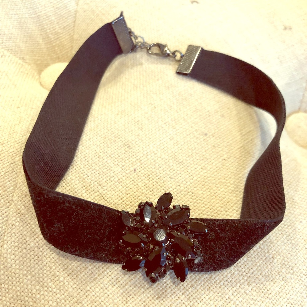 Choker necklace with brooch.